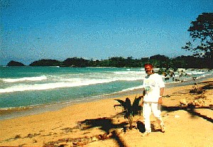 Pedro de Las Terrenas a la Playa Bonita en La Ceiba donde el vive