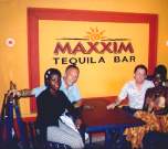 dentro maxxim con camareras