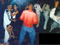 Merengue in einer Disco in Santo Domingo